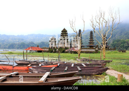 Pegubugan, généralement connu comme Gubug Temple sur la rive du lac Tamblingan, Munduk Village. Bali, Indonésie. Banque D'Images