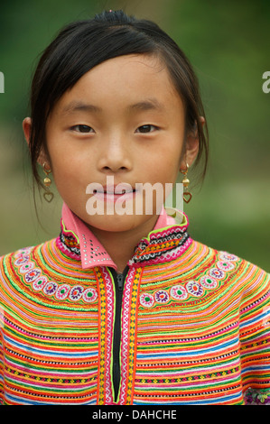 Potrait d'une jeune fille Flower Hmong dans son costume tribal brodé de couleurs vives, nr Bac Ha, N Vietnam Banque D'Images