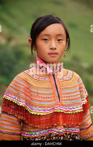 Potrait d'une jeune fille Flower Hmong dans son costume tribal brodé de couleurs vives, nr Bac Ha, N Vietnam Banque D'Images