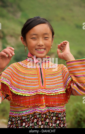 Potrait d'une jeune fille Flower Hmong dans son costume tribal brodé de couleurs vives, nr Bac Ha, N Vietnam Banque D'Images