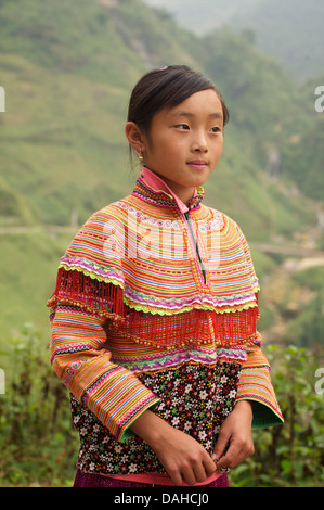 Potrait d'une jeune fille Flower Hmong dans son costume tribal brodé de couleurs vives, nr Bac Ha, N Vietnam Banque D'Images