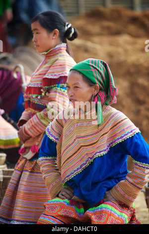 Femme Hmong fleurs au marché de Cancau samedi. Lao Cai Province, Vietnam. Costume tribal distinctif Banque D'Images