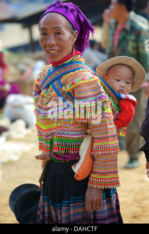 Femme avec enfant Flower Hmong en costume tribal distinctif. Pouvez Cau, au Vietnam. Parution du modèle Banque D'Images