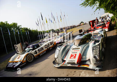 Chichester, UK. Le 13 juillet, 2013. La gagnante 2013 LeMans Audi R18 e-tron Quattro 1988 et gagner Le Mans 1990 Jaguar XJR 8/9 laisse le champ dans le top paddock durant la deuxième journée de l'édition 2013 du Goodwood Festival of Speed dans le parc de Goodwood House. Credit : Action Plus Sport/Alamy Live News Banque D'Images