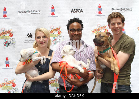 New York, New York, USA. Le 13 juillet, 2013. 15 Broadway aboie un chien cloutés étoile l'adoption de chat et événement. Tenue à Shubert Alley dans le coeur du quartier des théâtres de Manhattan. © 2013 Credit : Bruce Cotler/Globe Photos/ZUMAPRESS.com/Alamy Live News Banque D'Images