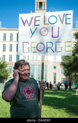 13 juillet 2013 - Sanford, FL, USA : Ed Wilson à l'extérieur du palais de justice du comté de Seminole au cours de la deuxième journée de délibération du jury dans le procès de George Zimmerman, Zimmerman a été inculpé en 2012 pour la mort de Trayvon Martin dans la région de Sanford, FL Banque D'Images