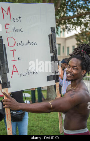 13 juillet 2013 - Sanford, FL, USA : un manifestant affiche son enseigne à l'extérieur du Seminole County Courthouse au cours de la deuxième journée de délibération du jury dans le procès de George Zimmerman, Zimmerman a été inculpé en 2012 pour la mort de Trayvon Martin dans la région de Sanford, FL Banque D'Images