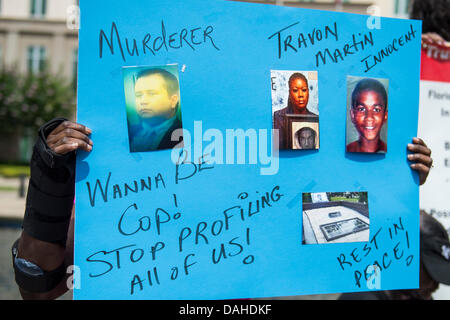 13 juillet 2013 - Sanford, FL, USA : des signes à l'extérieur du palais de justice du comté de Seminole au cours de la deuxième journée de délibération du jury dans le procès de George Zimmerman, Zimmerman a été inculpé en 2012 pour la mort de Trayvon Martin dans la région de Sanford, FL Banque D'Images