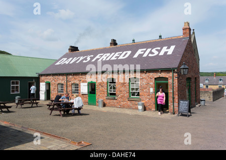 Davy's Fish and Chip shop dans la fosse commune à Beamish Museum de la vie des habitants du Nord Banque D'Images