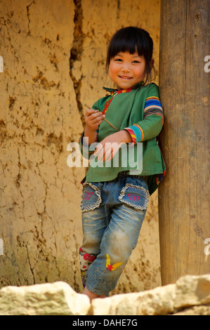 Fille vietnamienne à l'extérieur de sa maison. Lung Phin village entre Bac Ha et peuvent cau, Lao Cai Province, N Vietnam Banque D'Images