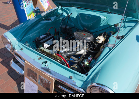 D'un moteur Ford Cortina restauré 1966 Mark 1 moteur voiture sur show à Redcar High Street Banque D'Images