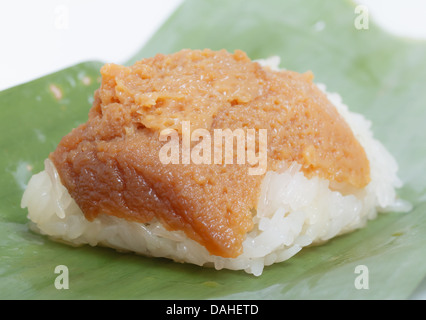 Dessert thaï, crème anglaise avec riz gluant et du lait de coco, sur la feuille de bananier Banque D'Images