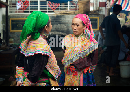 Les femmes Flower Hmong au marché Coc Ly, près de Bac Ha, Vietnam Banque D'Images