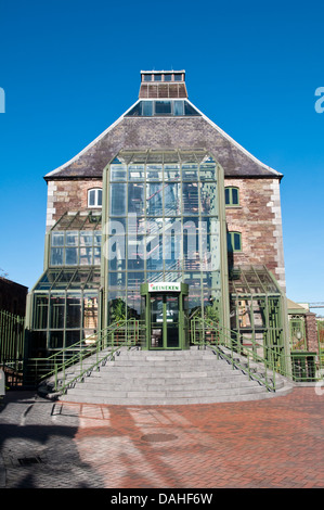 Façade en verre de la brasserie Heineken à Cork, Irlande. Aussi connu sous le nom de Lady's Well Brewery et Murphy's Brewery Banque D'Images