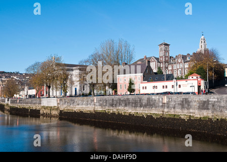 Afficher le long de la rivière Lee au quai des Papes dans le centre-ville de Cork, Irlande sur une journée ensoleillée Banque D'Images