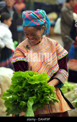 Vendeur de légumes Hmong en costume tribal distinctif en. Marché de Bac Ha, province de Lao Cai, Vietnam. Banque D'Images