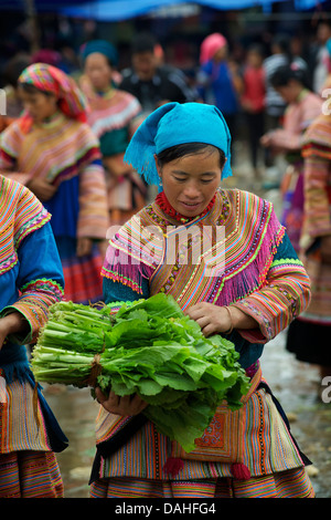 Vendeur de légumes Hmong en costume tribal distinctif en. Marché de Bac Ha, province de Lao Cai, Vietnam. Banque D'Images
