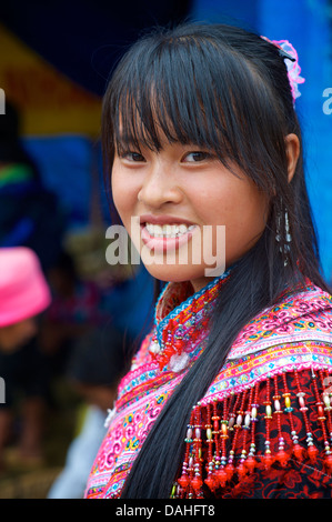 Portrait d'une femme Flower Hmong en costume tribal distinctif, Bac Ha, Vietnam Banque D'Images