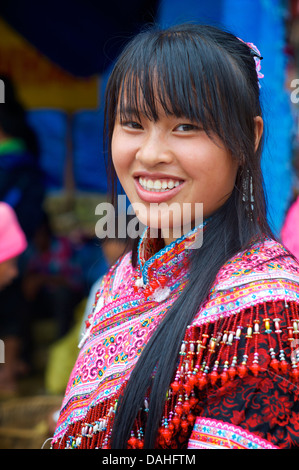 Portrait d'une femme Flower Hmong en costume tribal distinctif, Bac Ha, Vietnam Banque D'Images