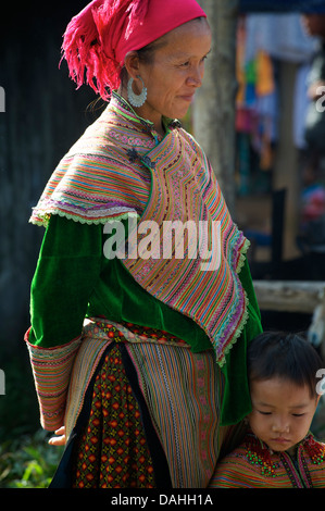 Femme Hmong fleurs au marché de Coc Ly, près de Bac Ha, Vietnam Banque D'Images