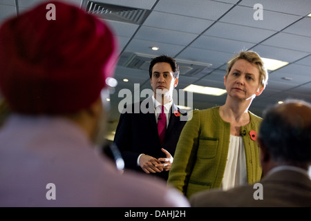 Leader du Parti Travailliste Ed Miliband est rejoint par Shadow Home Secretary Yvette Cooper Banque D'Images