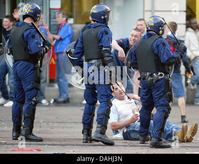 Glasgow Rangers fans émeute à Manchester avec la police après la finale de la coupe UEFA avec Zenit Saint Petersburg 2008 Banque D'Images