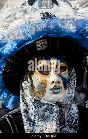 Personne non identifiée avec masque de carnaval vénitien à Venise, Italie. En 2013 c'est tenue du 26 janvier au 12 février. Banque D'Images