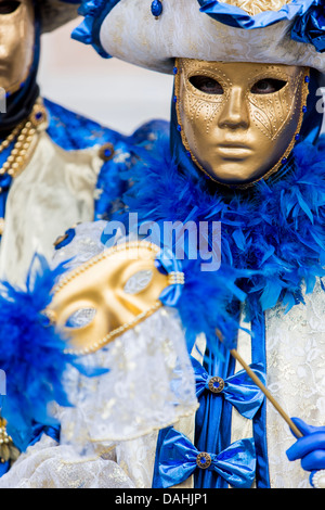 Personne non identifiée avec masque de carnaval vénitien à Venise, Italie. En 2013 c'est tenue du 26 janvier au 12 février. Banque D'Images