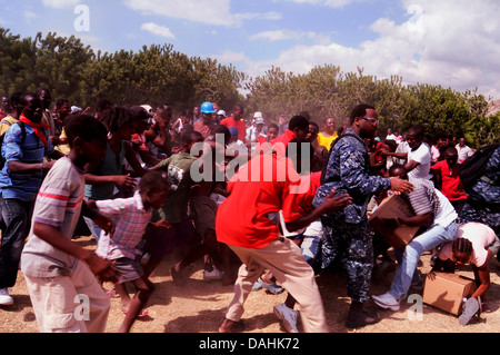 Les haïtiens se bousculent pour des rations alimentaires à un centre de distribution de l'aide de la Marine américaine à la suite de la tremblement de terre de magnitude 7,0 qui a tué 220 000 personnes, 17 février 2010 à Port-au-Prince, Haïti. Banque D'Images