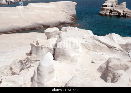 Grottes et formations rocheuses par la mer à Kleftiko zone sur île de Milos, une Grèce Banque D'Images