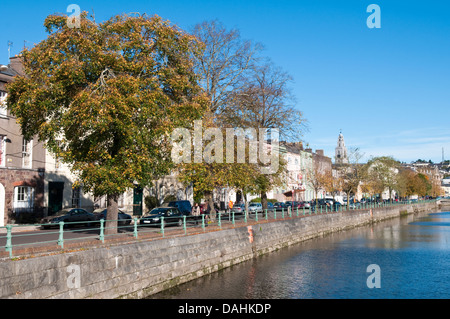 Afficher le long de la rivière North Mall Lee dans le centre-ville de Cork, Irlande sur une journée ensoleillée Banque D'Images