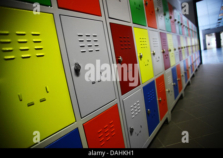 Tourné en couleur de certains casiers dans un highschool Banque D'Images