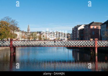 Afficher le long de la rivière North Mall Lee dans le centre-ville de Cork, Irlande montrant Saint Vincent passerelle sur une journée ensoleillée Banque D'Images