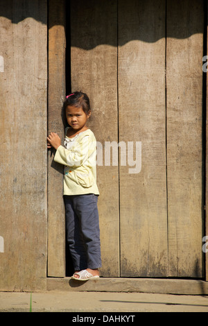 Fille vietnamienne à l'extérieur de sa maison. Ban Cam village, Lac de Ba Be, Vietnam Banque D'Images