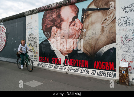 Le cycliste passe Kiss fraternelle (Mon Dieu, aide-moi à survivre à cet amour mortel) Peinture par Dmitri Vrubel, mur de Berlin, Allemagne Banque D'Images