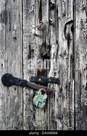 Vieille porte en bois cadenassée Banque D'Images