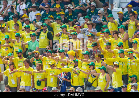 Nottingham, Royaume-Uni. 14 juillet, 2013. Le signal de fanatiques s'exécute au cours de quatre à cinq jours du premier test-match Investec cendres à Trent Bridge Cricket Ground le 14 juillet 2013 à Nottingham, Angleterre. Credit : Mitchell Gunn/ESPA/Alamy Live News Banque D'Images