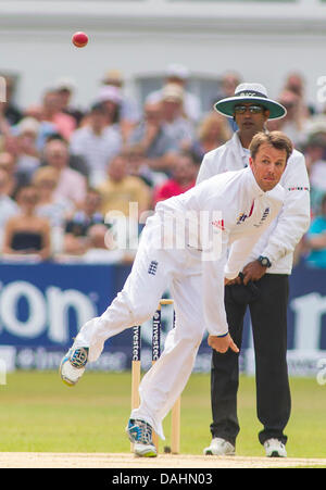 Nottingham, Royaume-Uni. 14 juillet, 2013. Graeme Swann bowling pendant cinq jours du premier test-match Investec cendres à Trent Bridge Cricket Ground le 14 juillet 2013 à Nottingham, Angleterre. Credit : Mitchell Gunn/ESPA/Alamy Live News Banque D'Images