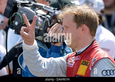 Nuremberg, Allemagne. 14 juillet, 2013. Le pilote suédois Mattias Ekstrom racer DTM (ABT Sportsline) célèbre sa victoire de la cinquième course de la saison du Masters allemand de voitures de tourisme (DTM) au Norisring à Nuremberg, Allemagne, 14 juillet 2013. Photo : DAVID EBENER/dpa/Alamy Live News Banque D'Images