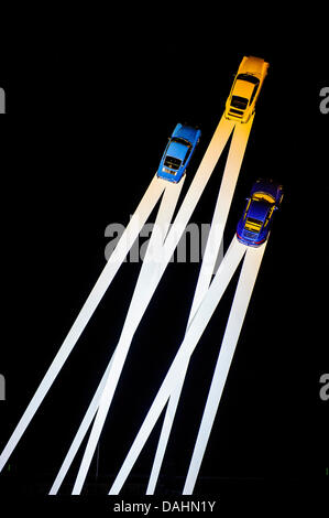 Chichester, UK. Le 13 juillet, 2013. Le '50 ans de Porsche 911' statue en face de la maison est éclairé la nuit pendant la deuxième journée de l'édition 2013 du Goodwood Festival of Speed dans le parc de Goodwood House. Credit : Action Plus Sport/Alamy Live News Banque D'Images