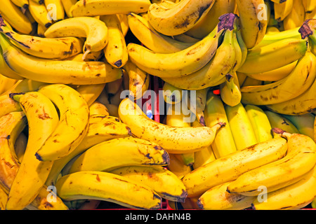 La banane biologique dans une échoppe de marché Banque D'Images