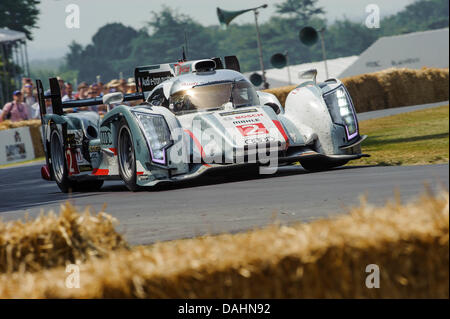 Chichester, UK. 14 juillet, 2013. 2013 La gagnante du Mans Audi R18 e-tron Quattro en action aux mains d'Alan McNish durant la journée 3 de la 2013 Goodwood Festival of Speed dans le parc de Goodwood House. Credit : Action Plus Sport/Alamy Live News Banque D'Images