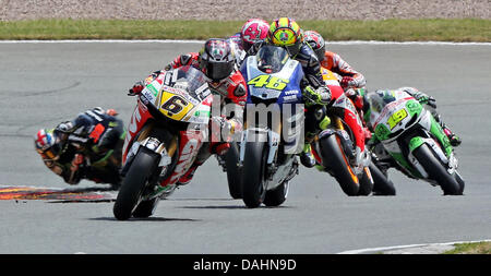 Hohenstein-Ernstthal, Allemagne. 14 juillet, 2013. L'allemand Stefan Bradl MotoGP rider du team LCR Honda mène le pack pendant le Grand Prix d'Allemagne qui a eu lieu au Sachsenring Hohenstein-Ernstthal près de la piste de course, l'Allemagne, le 14 juillet 2013. Photo : Jan Woitas/apd /afp/Alamy Live News Banque D'Images