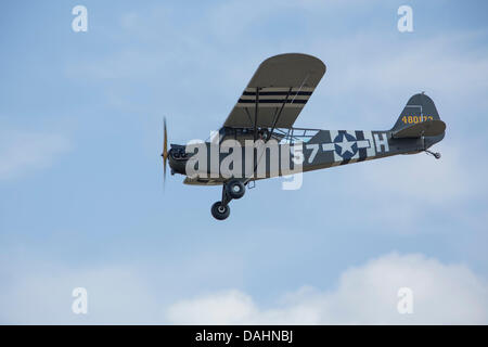 Duxford, UK. Le 13 juillet, 2013. Piper Cub L4J dans le marquage d'une co-opération de l'artillerie pendant la bataille de Normandie Crédit : Niall Ferguson/Alamy Live News Banque D'Images