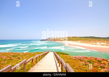 Plage d'Amoreira dans l'Algarve au Portugal au printemps Banque D'Images