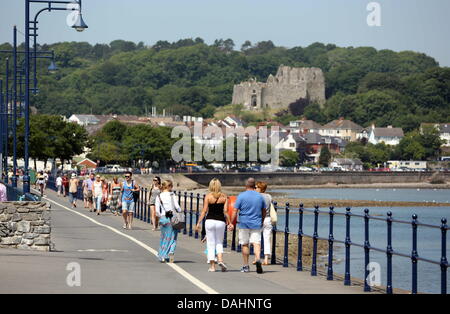 Marmonne, UK. 12 juillet, 2013. Sur la photo : les marcheurs sur le front de mer du village de Mumbles, près de Swansea, Pays de Galles du sud. Re : Les températures sont réglées à des niveaux encore plus élevés au cours de la semaine. Credit : D Legakis/Alamy Live News Banque D'Images