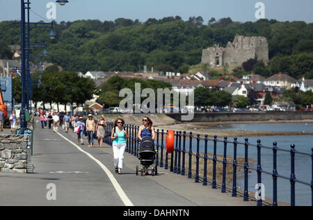 Marmonne, UK. 12 juillet, 2013. Sur la photo : les marcheurs sur le front de mer du village de Mumbles, près de Swansea, Pays de Galles du sud. Vendredi 12 juillet 2013 Re : Les températures sont réglées à des niveaux encore plus élevés au cours de la semaine. Credit : D Legakis/Alamy Live News Banque D'Images