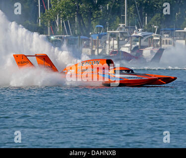 Detroit, MI, USA. 14 juillet, 2013. J. Michael Kelly (37), s'étend sur le cours au cours d'une session pratique sur la rivière Détroit le 14 juillet 2013 à Detroit, Michigan. Tom Turrill/CSM/Alamy Live News Banque D'Images