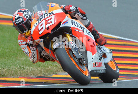 Hohenstein-Ernstthal, Allemagne. 14 juillet, 2013. L'Espagnol Marc Marquez MotoGP rider du team Repsol Honda en action durant le Grand Prix d'Allemagne qui a eu lieu au Sachsenring Hohenstein-Ernstthal près de la piste de course, l'Allemagne, le 14 juillet 2013. Photo : Hendrik Schmidt/apd /afp/Alamy Live News Banque D'Images