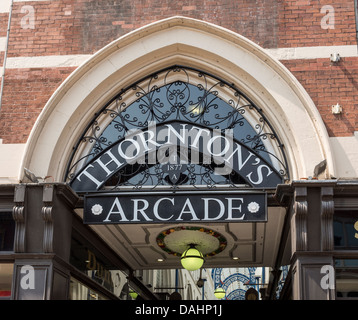 Panneau d'entrée à Thorntons Arcade 1887 Leeds UK Banque D'Images